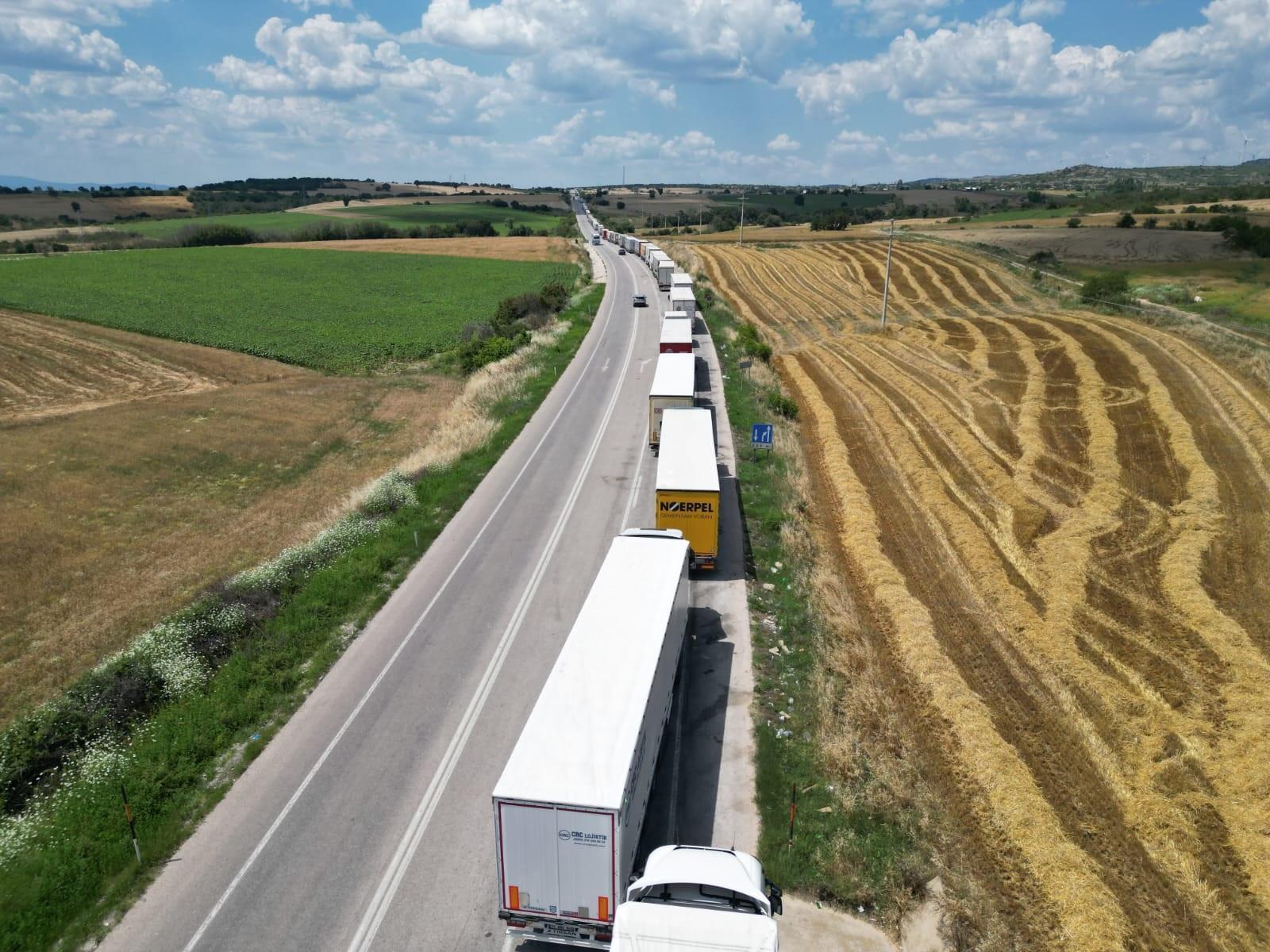Hamzabeyli Sınır Kapısı’nda 20 kilometre TIR kuyruğu Hamzabeyli Sınır Kapısı’nda 20 kilometre TIR kuyruğu