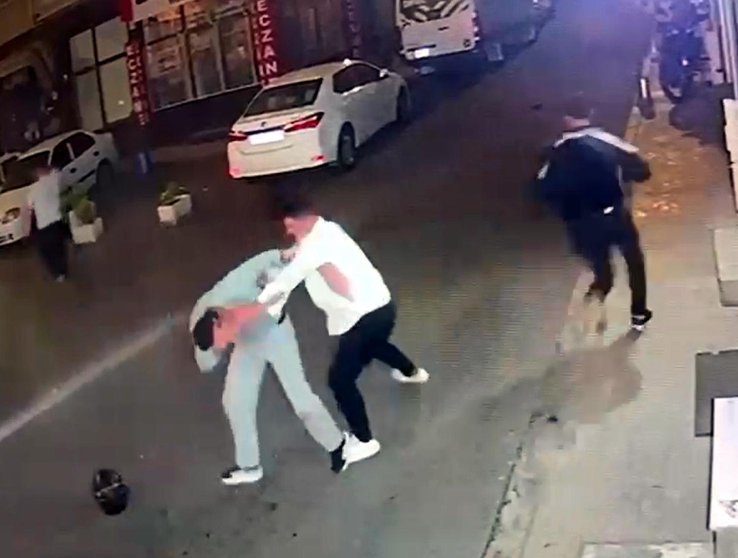 İki grup arasında sopa, tekme ve yumruklu kavga kamerada; 2 yaralı İki grup arasında sopa, tekme ve yumruklu kavga kamerada; 2 yaralı