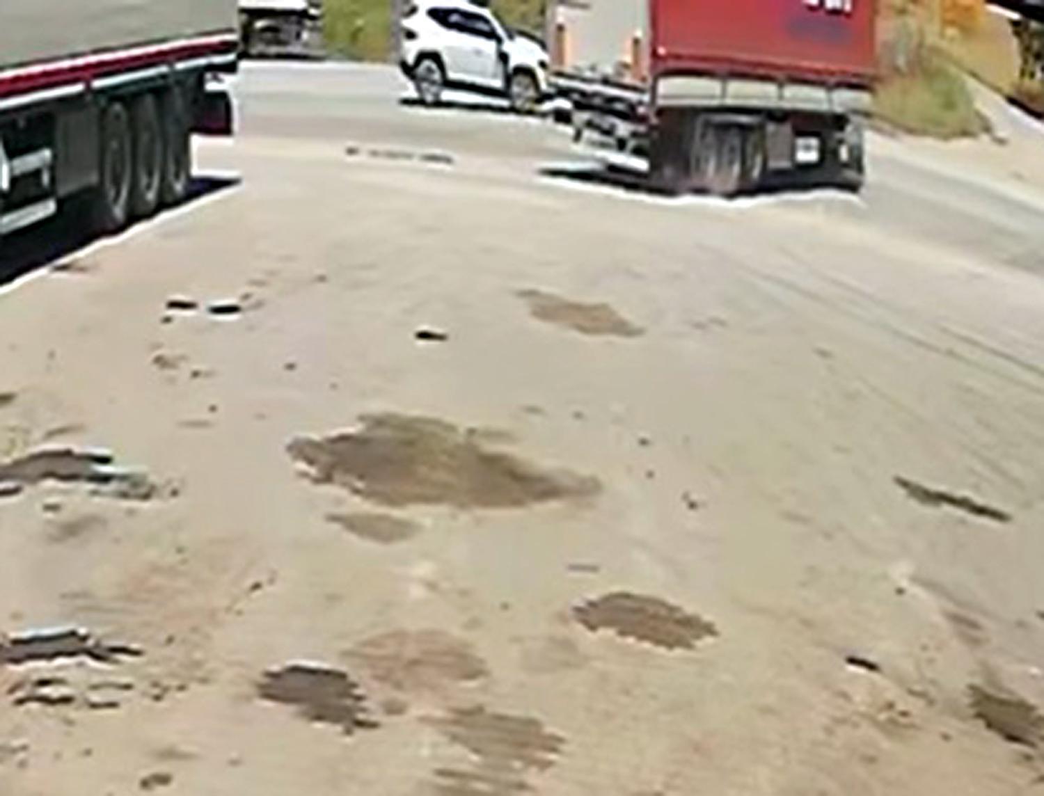 Kavşakta otomobille TIR çarpıştı; 3 yaralı Kavşakta otomobille TIR çarpıştı; 3 yaralı