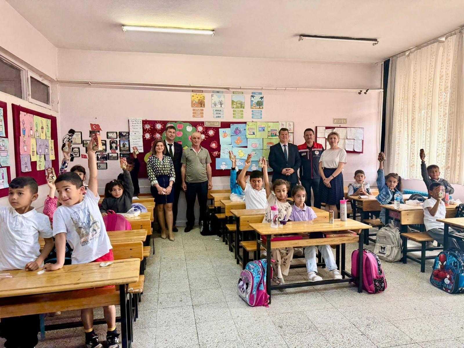 Keşan’da Dünya Süt Günü’nde öğrencilere süt dağıtıldı Keşan’da Dünya Süt Günü’nde öğrencilere süt dağıtıldı