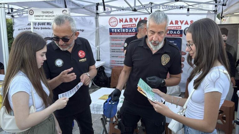 Kiraz Festivali’nde stant kuran polis, vatandaşları uyuşturucuya karşı bilgilendirdi
