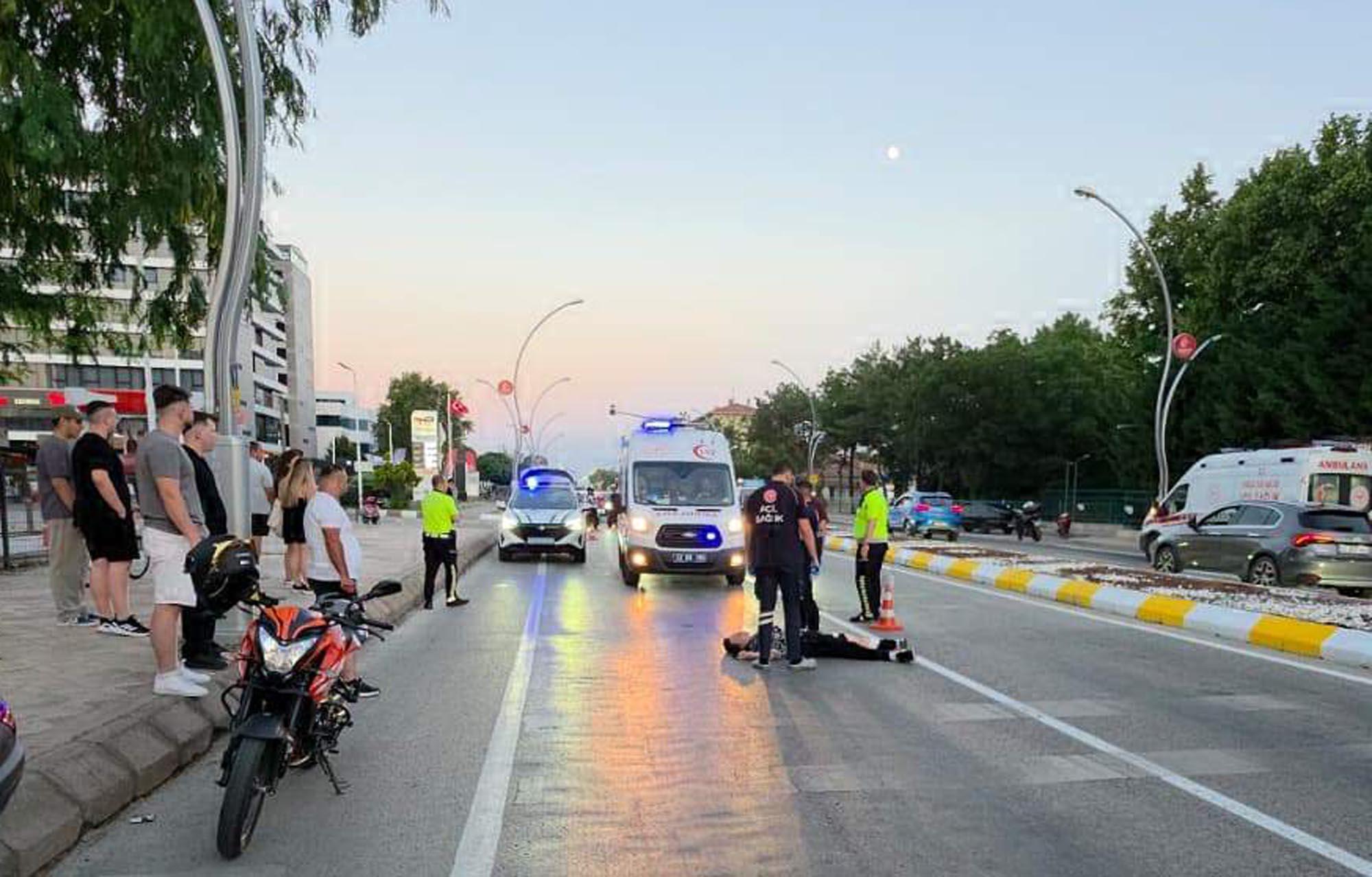 Motosikletlerin çarpıştığı kaza kamerada Motosikletlerin çarpıştığı kaza kamerada