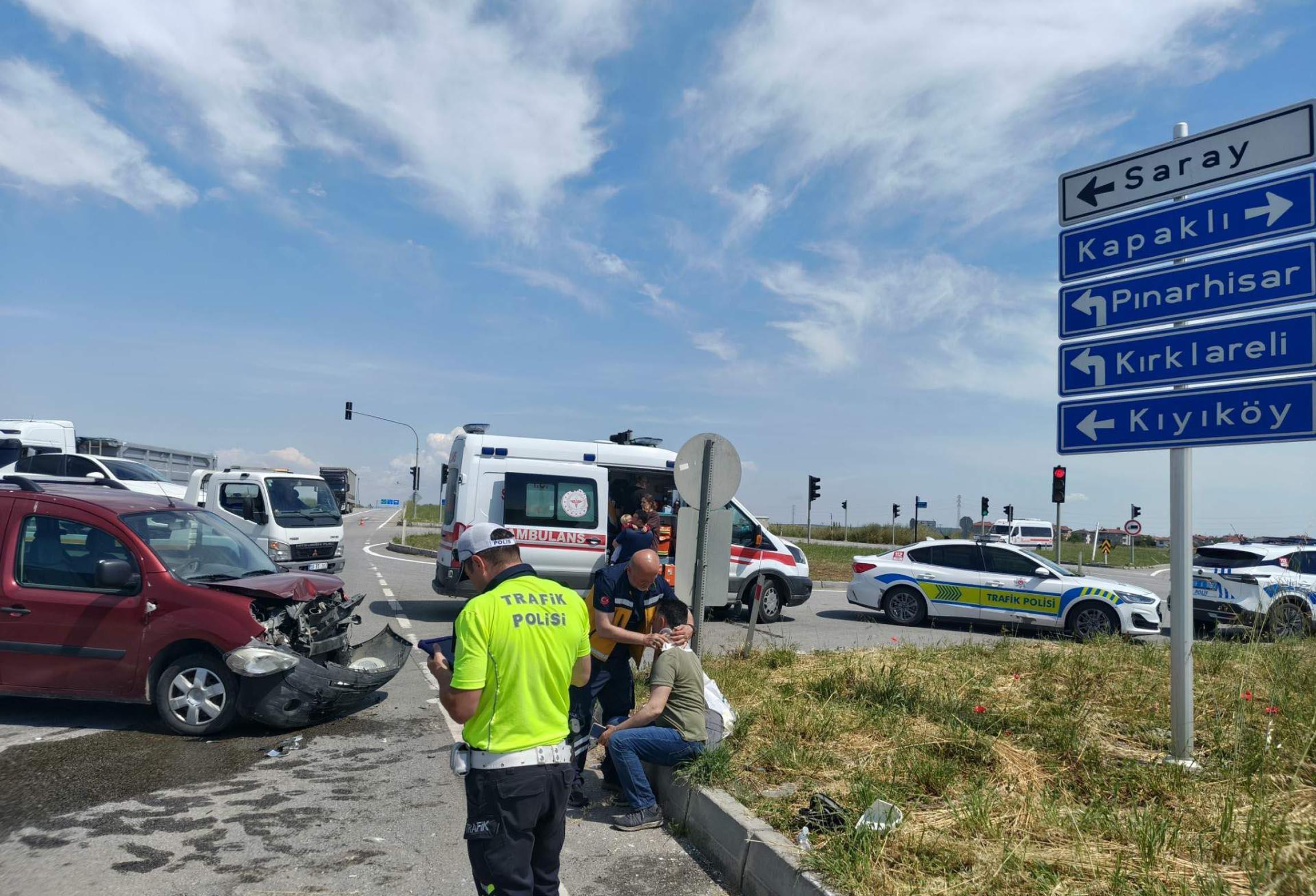 Saray’da otomobil ile hafif ticari araç çarpıştı; 3 yaralı Saray’da otomobil ile hafif ticari araç çarpıştı; 3 yaralı