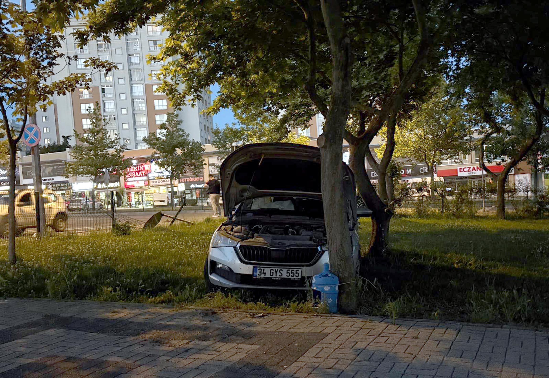 Sürücüsünün kontrolünü kaybettiği otomobil parka girdi Sürücüsünün kontrolünü kaybettiği otomobil parka girdi