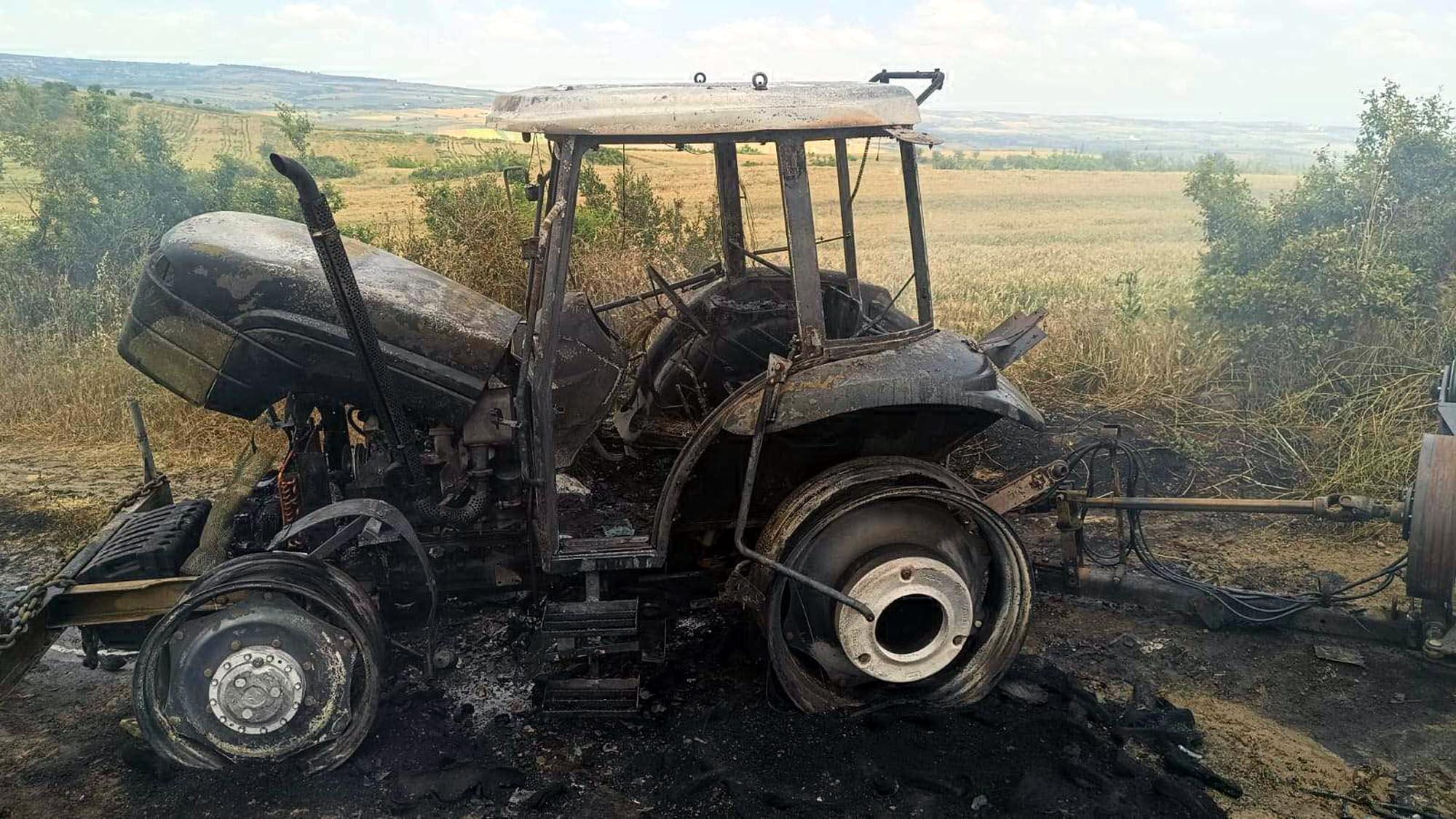 Tarlada alev alan traktör kullanılamaz hale geldi Tarlada alev alan traktör kullanılamaz hale geldi