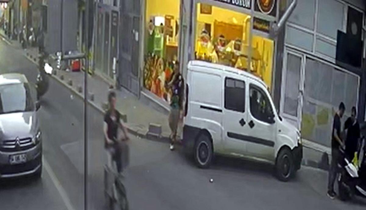 Tek teker üzerinde ilerleyen motosiklet, hafif ticari araca çarptı; kaza kamerada Tek teker üzerinde ilerleyen motosiklet, hafif ticari araca çarptı; kaza kamerada