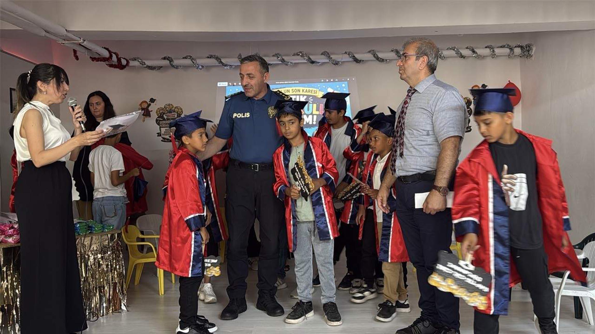 Tekirdağ Emniyet Müdürü Turanlı, öğrencilerin karne heyecanına ortak oldu Tekirdağ Emniyet Müdürü Turanlı, öğrencilerin karne heyecanına ortak oldu