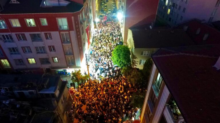 Tekirdağ’da şalvar gecesine yoğun ilgi; katılımcılar sokağa sığmadı