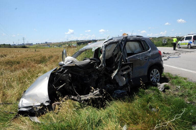 TIR’la çarpışan otomobilin sürücüsü ağır yaralandı