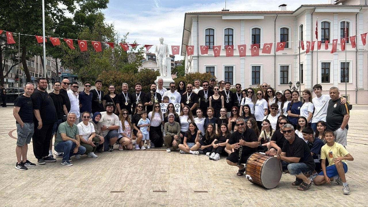 Türkiye Şampiyonu olan halk oyunları ekibi, Tekirdağ’da coşkuyla karşılandı Türkiye Şampiyonu olan halk oyunları ekibi, Tekirdağ’da coşkuyla karşılandı