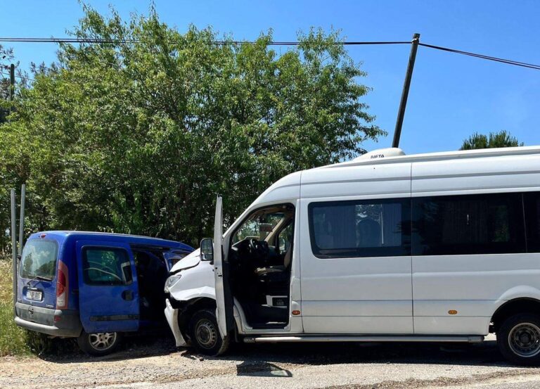 Yolcu minibüsü ile hafif ticari araç çarpıştı; 2 yaralı