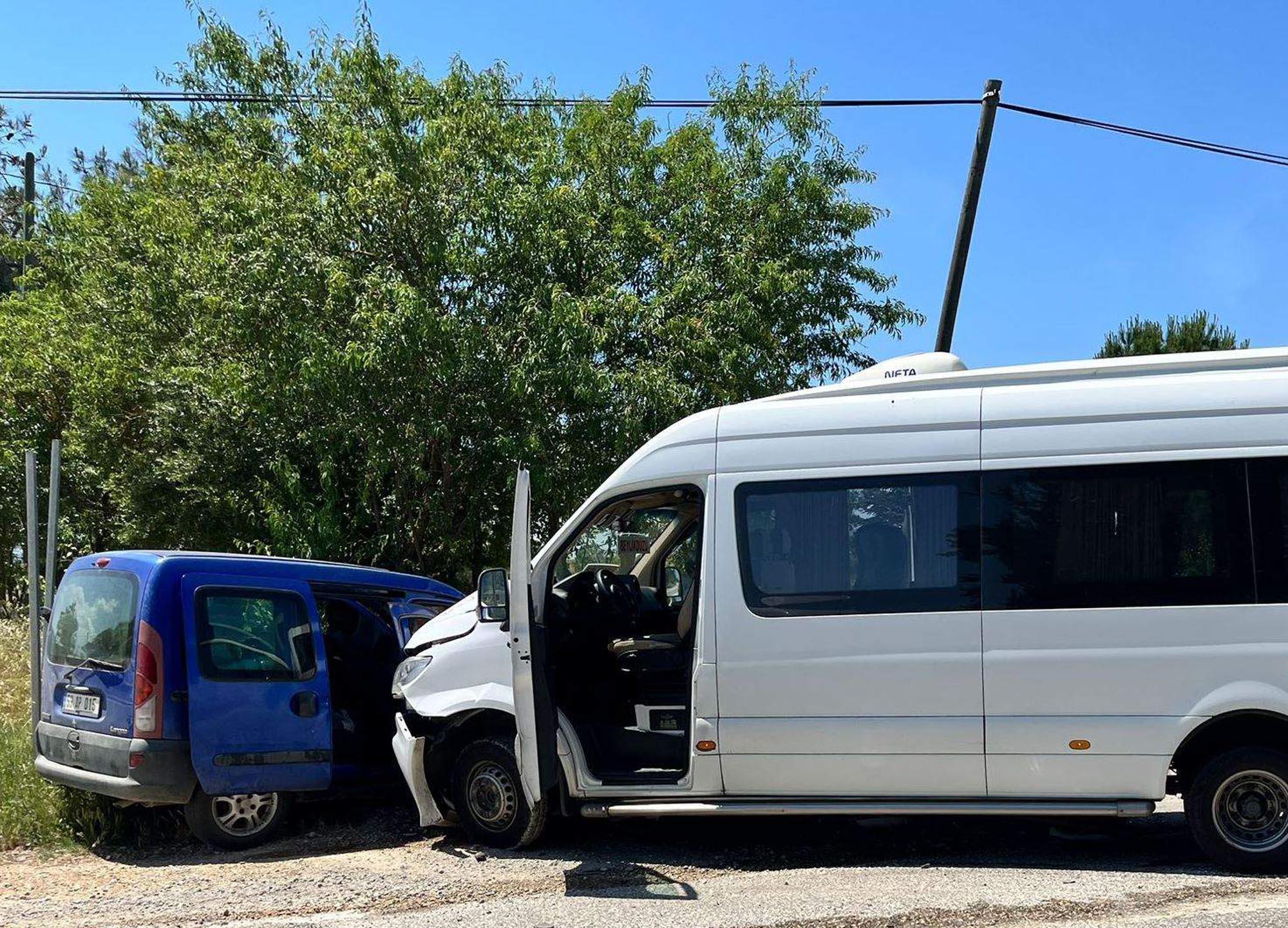 Yolcu minibüsü ile hafif ticari araç çarpıştı; 2 yaralı Yolcu minibüsü ile hafif ticari araç çarpıştı; 2 yaralı