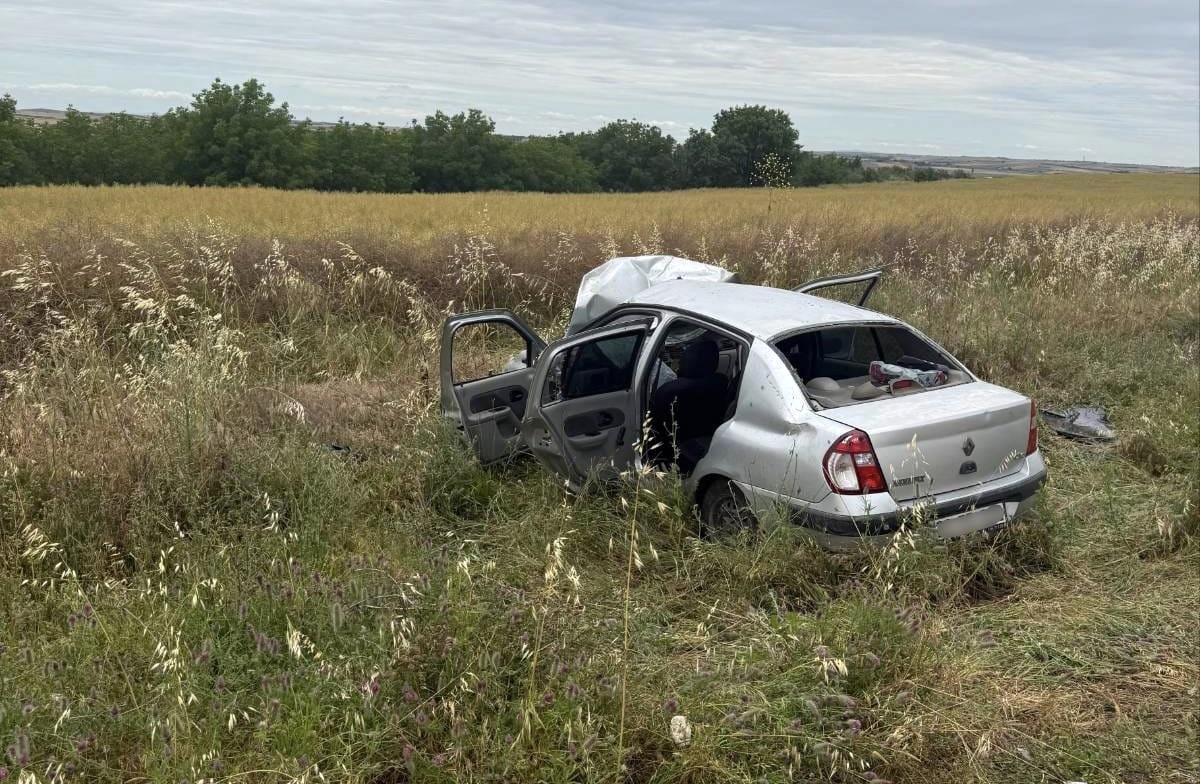 Yoldan çıkan otomobil, takla attı: 4 yaralı Yoldan çıkan otomobil, takla attı: 4 yaralı