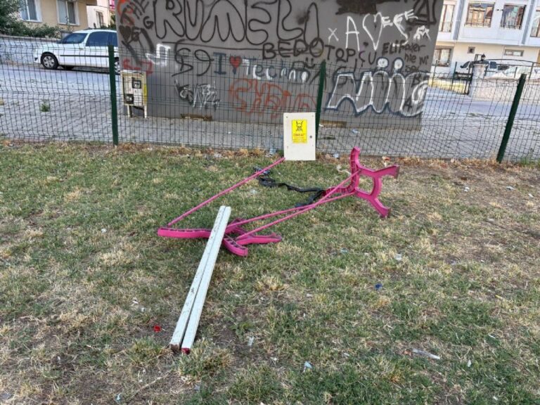 Vandallar Parkları Talan Etti