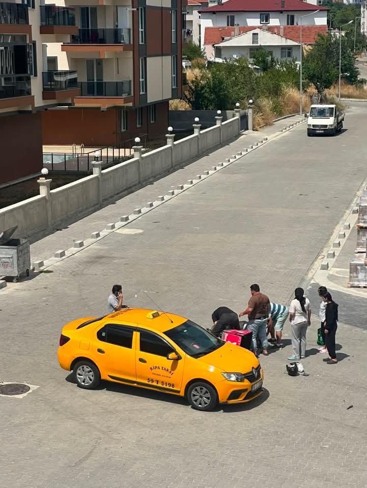 Ticari Taksi ile Moto Kurye Çarpıştı! Aynı Noktadaki Kazalar Endişe Yaratıyor