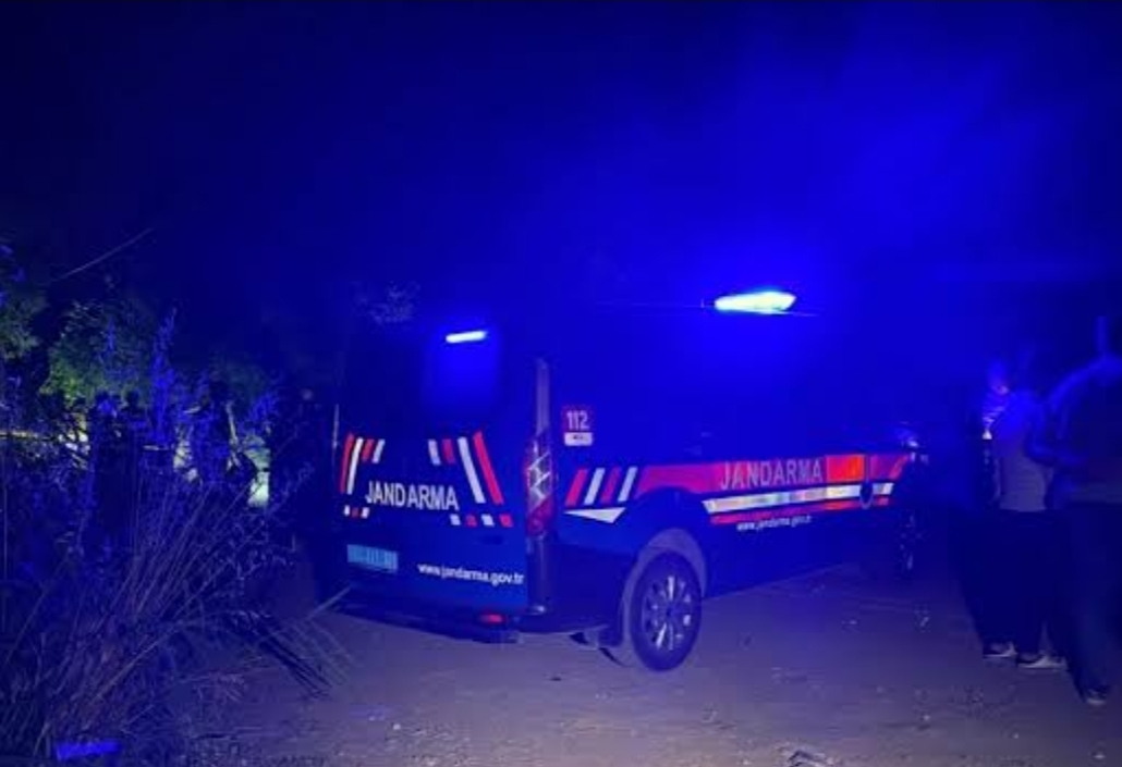 Gençlerin Kavgası Kanlı Bitti: 3 Yaralı, 4 Gözaltı Gençlerin Kavgası Kanlı Bitti: 3 Yaralı, 4 Gözaltı