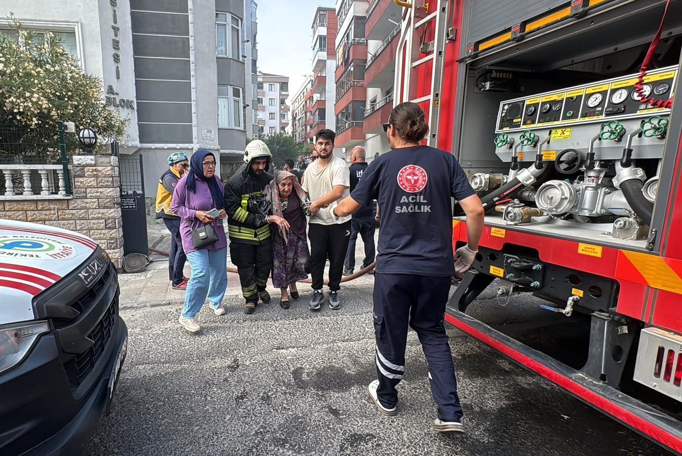 Apartmandaki yangında mahsur kalan kadını, itfaiye kurtardı Apartmandaki yangında mahsur kalan kadını, itfaiye kurtardı
