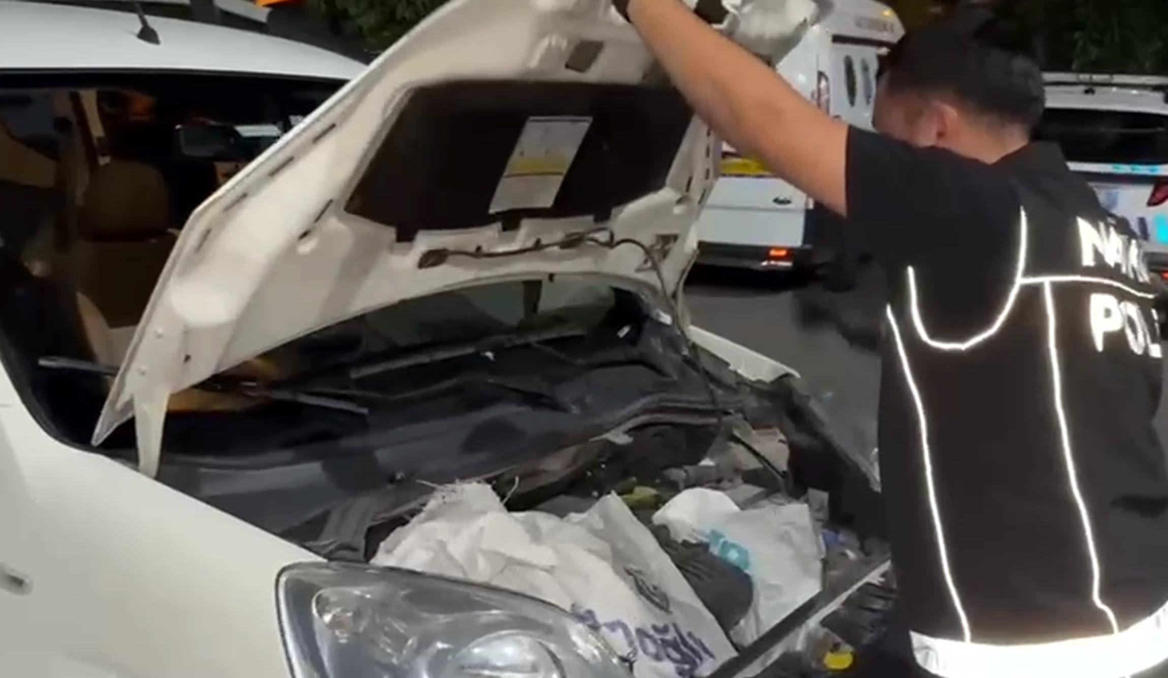 Aracının motor kısmına gizlediği uyuşturucuları piyasaya sürmek isterken yakalandı Aracının motor kısmına gizlediği uyuşturucuları piyasaya sürmek isterken yakalandı
