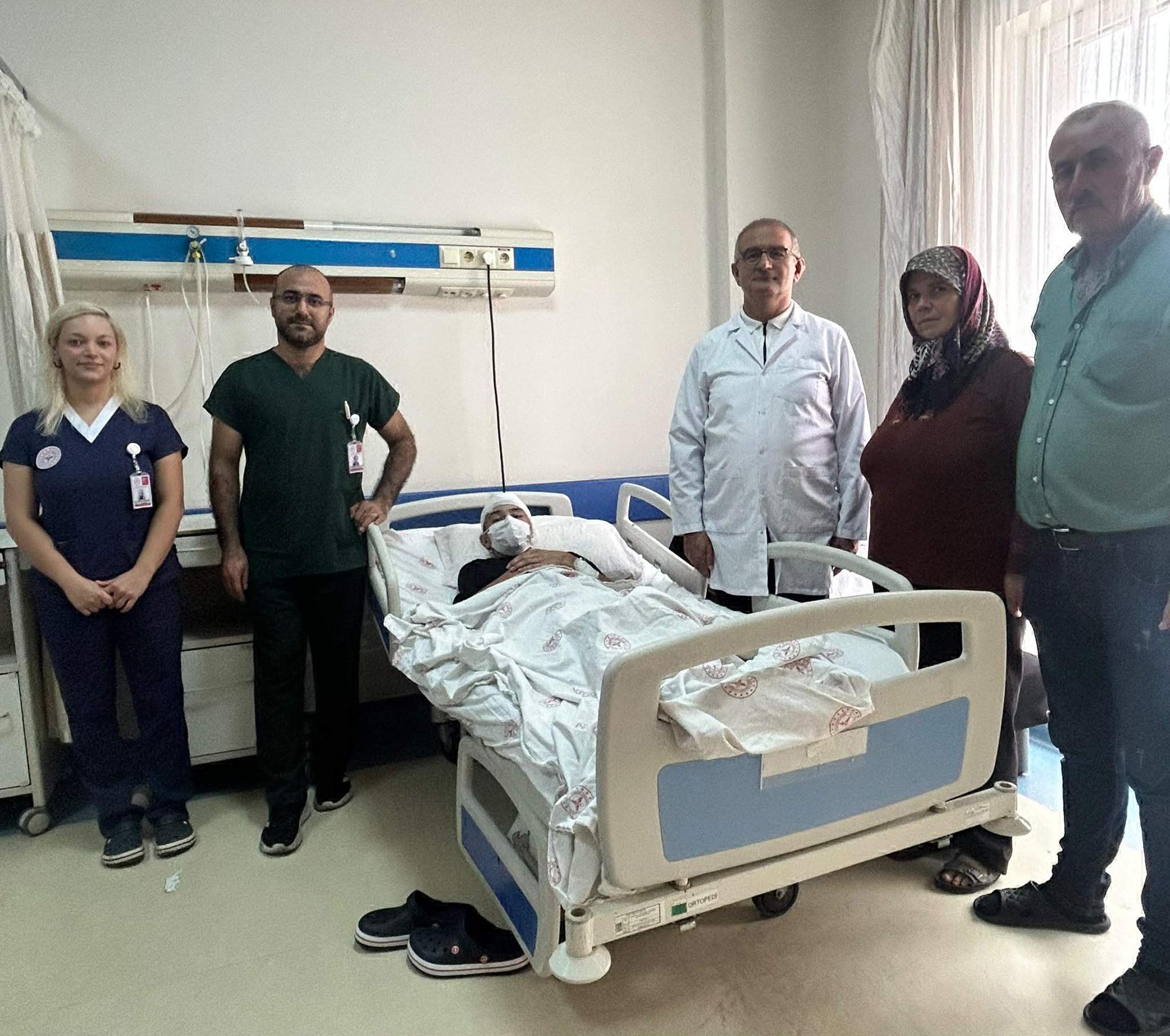 Çorlu Devlet Hastanesi’nde 13 yaşındaki çocuğa başarılı beyin ameliyatı Çorlu Devlet Hastanesi’nde 13 yaşındaki çocuğa başarılı beyin ameliyatı