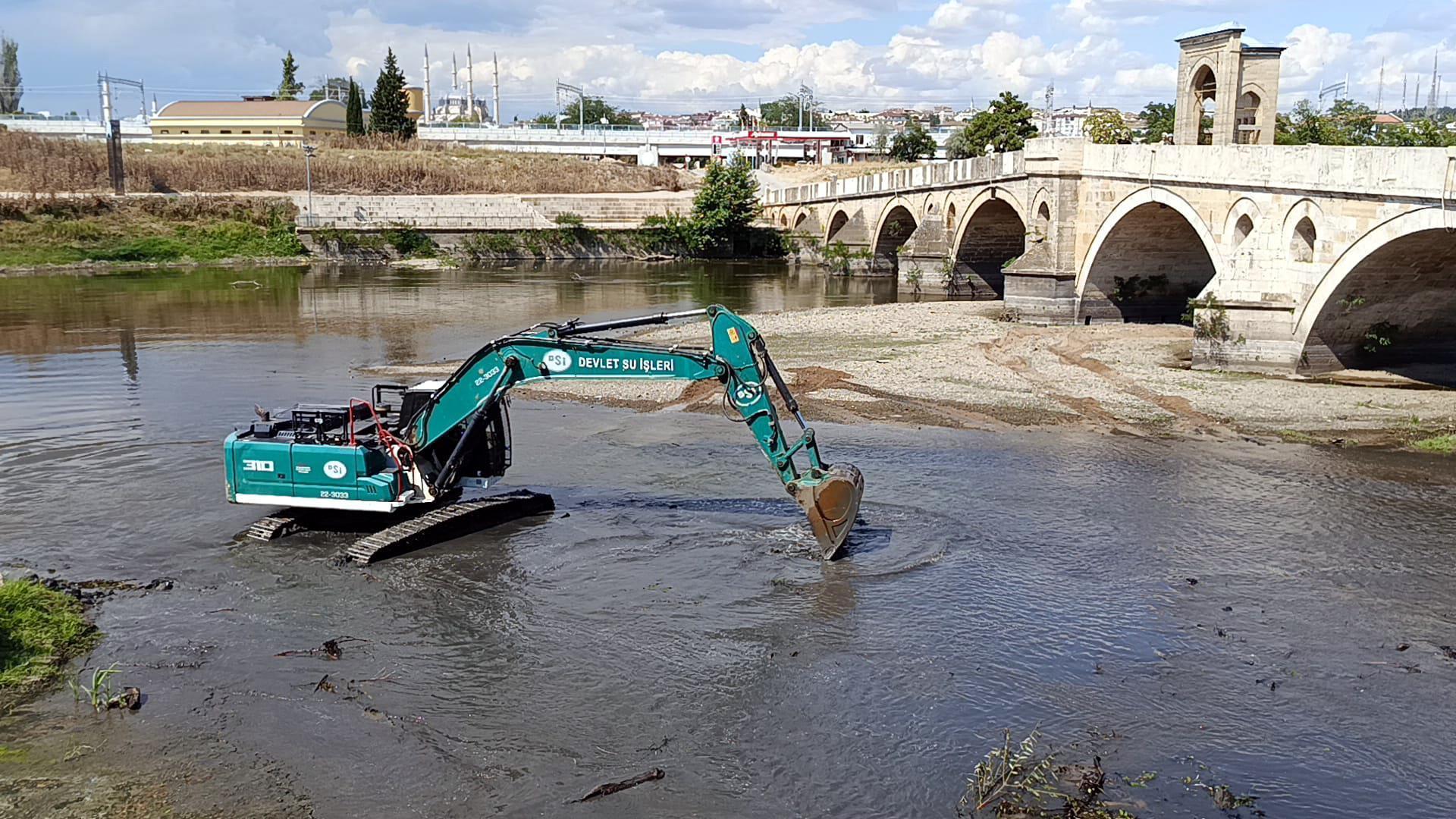 Debisi düşen Tunca Nehri’nde temizleme çalışması Debisi düşen Tunca Nehri’nde temizleme çalışması