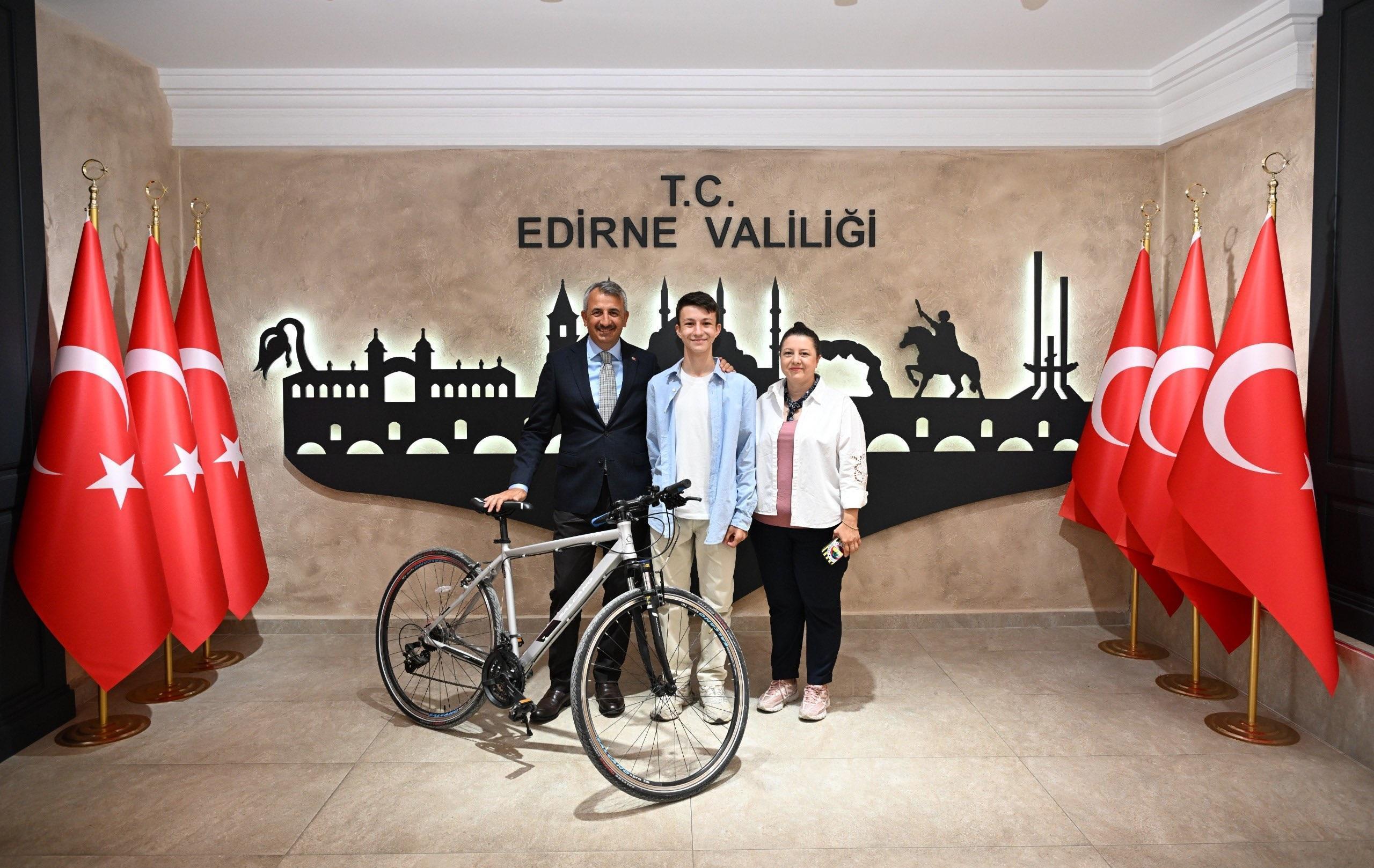 Edirne Valisi’nden çevreci Aras’a bisiklet hediyesi Edirne Valisi’nden çevreci Aras’a bisiklet hediyesi