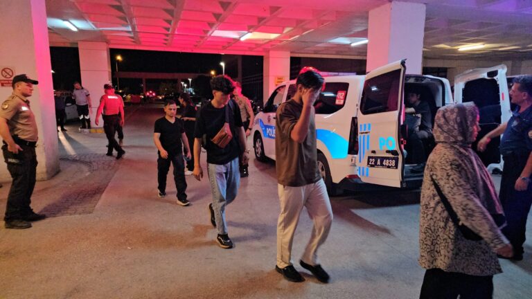 Edirne’de durdurulan minibüste 24 kaçak göçmen ele geçirildi