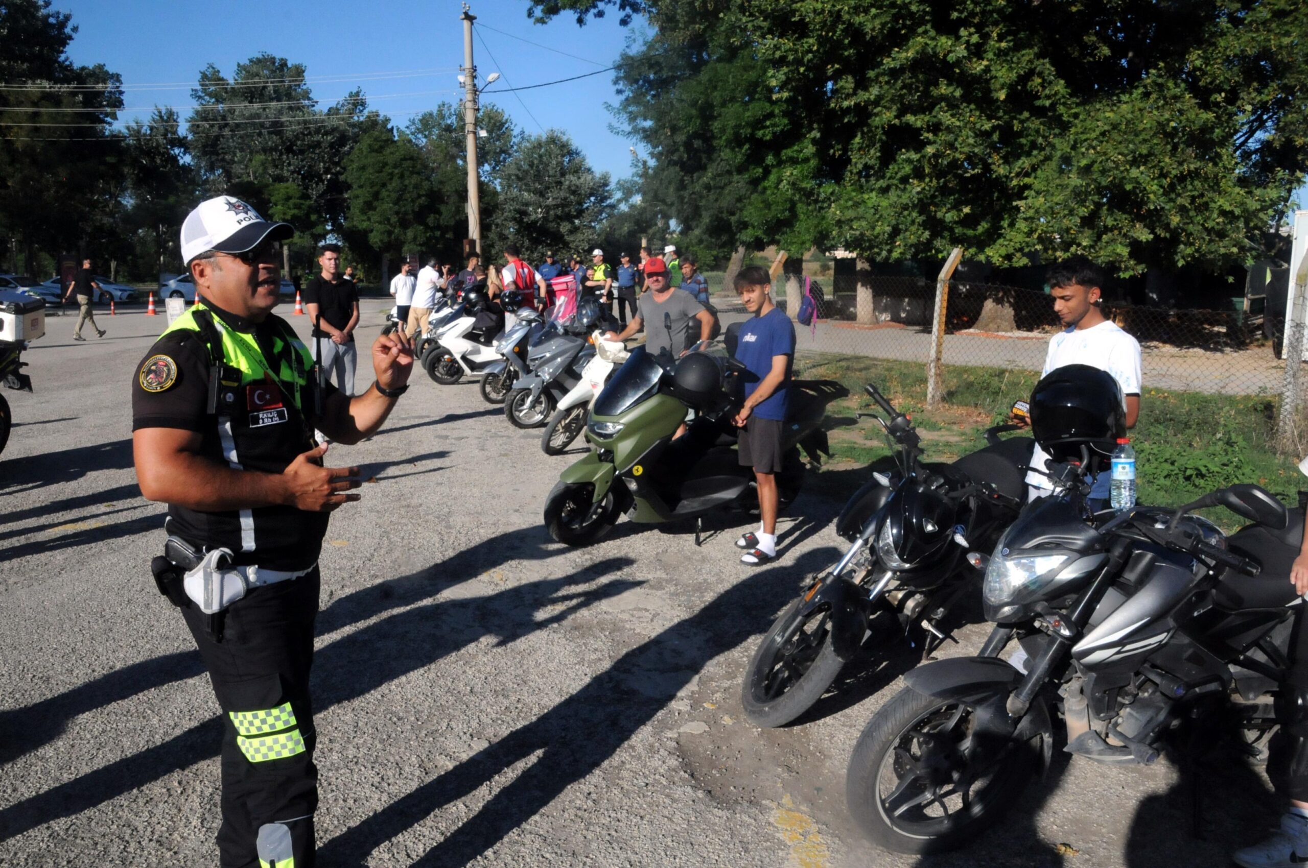 Edirne’de motosiklet sürücülerine yönelik ‘güvenli sürüş’ eğitimleri devam ediyor Edirne’de motosiklet sürücülerine yönelik ‘güvenli sürüş’ eğitimleri devam ediyor