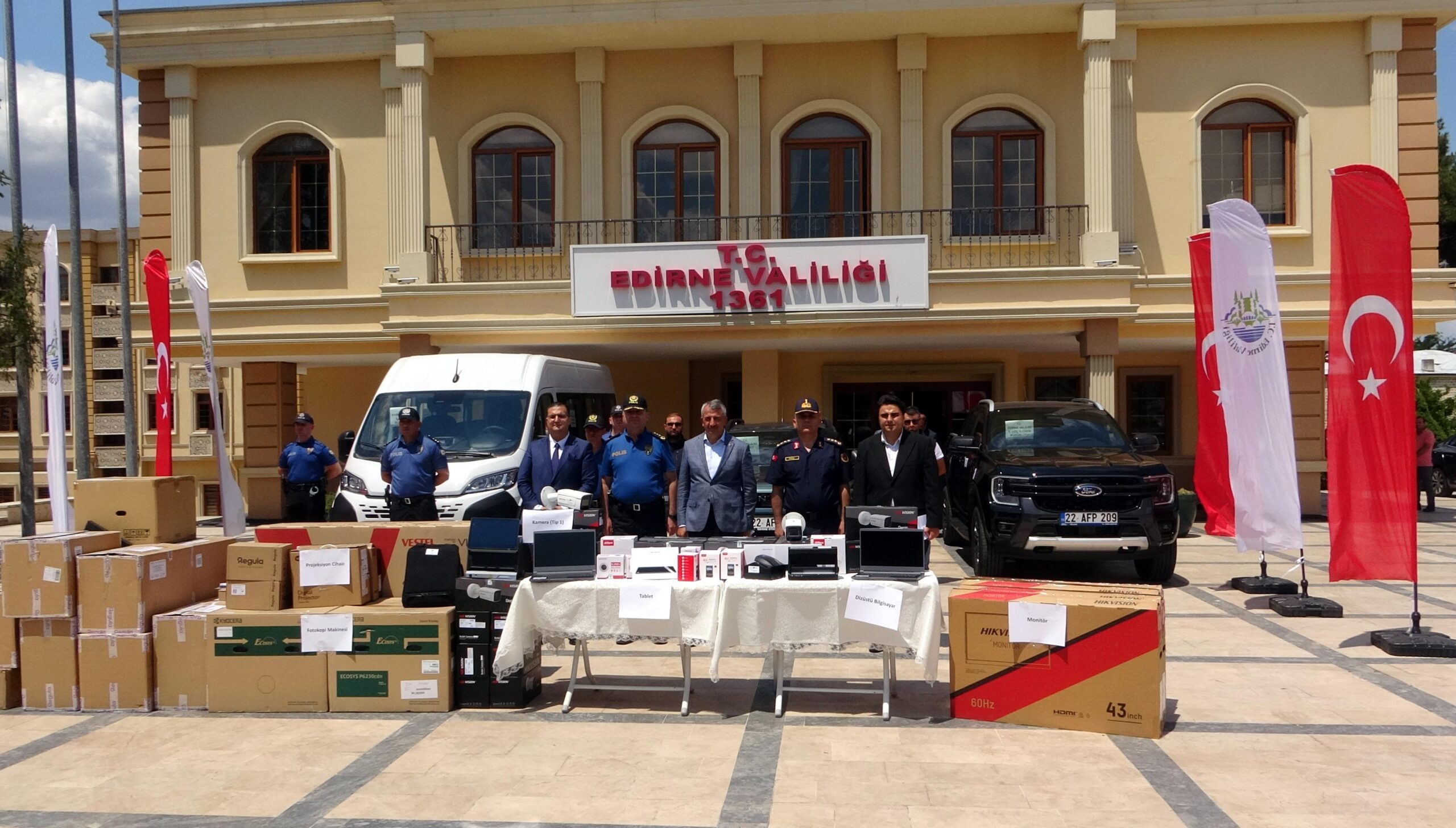Edirne’de sınır güvenliğinde kullanılmak üzere çok sayıda ekipman ve araç hizmete alındı Edirne’de sınır güvenliğinde kullanılmak üzere çok sayıda ekipman ve araç hizmete alındı