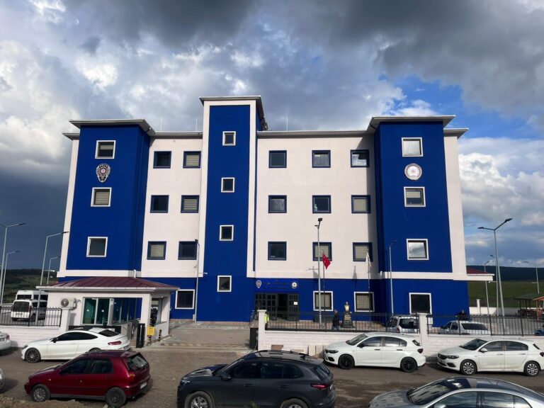 Edirne’de TIR’ın dorsesinde 10 kaçak göçmen yakalandı