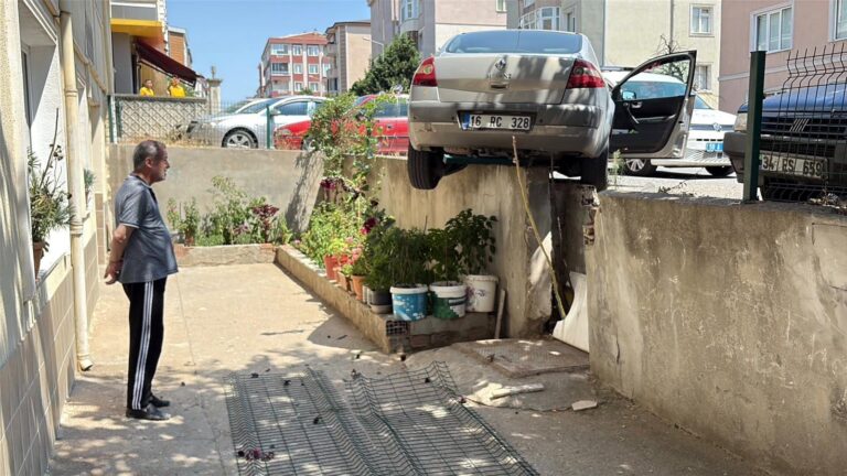 El Freni Çekilmeyen Otomobil, İstinat Duvarında Asılı Kaldı