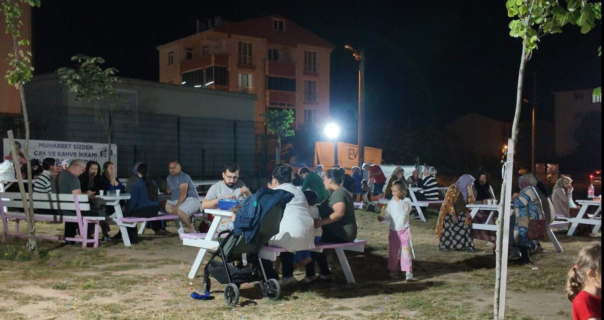Ergene’de, ‘Muhabbet Sizden, Çaylar ve Kahveler Müge Başkan’dan’ uygulaması başladı Ergene’de, ‘Muhabbet Sizden, Çaylar ve Kahveler Müge Başkan’dan’ uygulaması başladı
