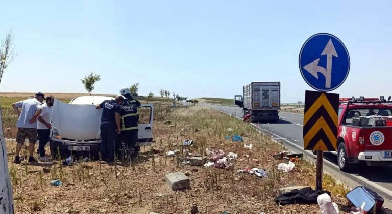 Kamyon İle Hafif Ticari Araç Çarpıştı; 2 Ölü, 3 Yaralı
