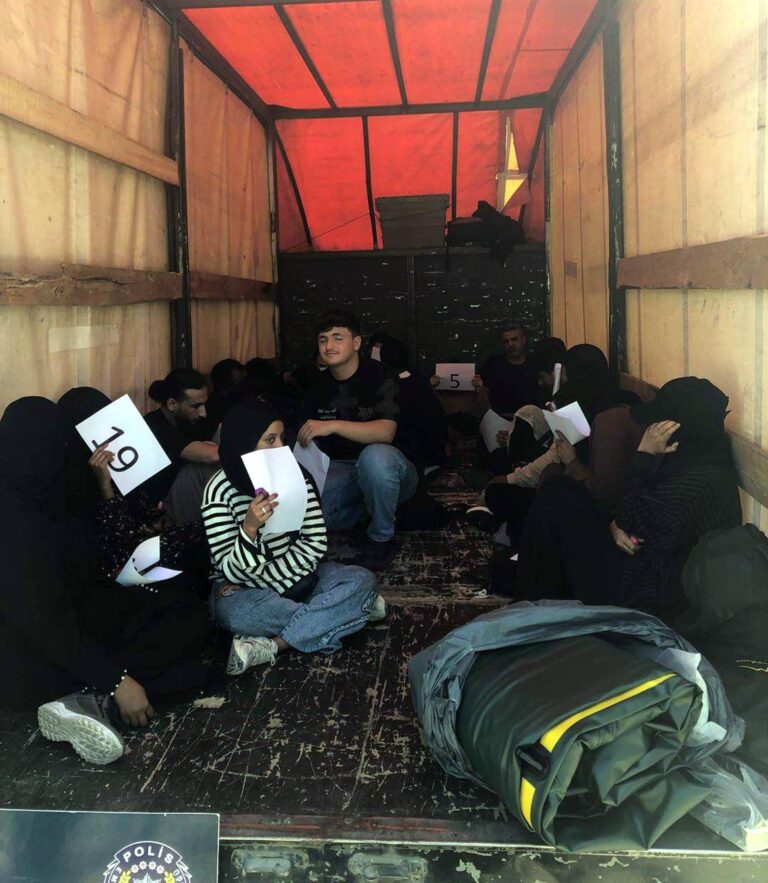 Kamyonetin kasasında 20 kaçak göçmen yakalandı
