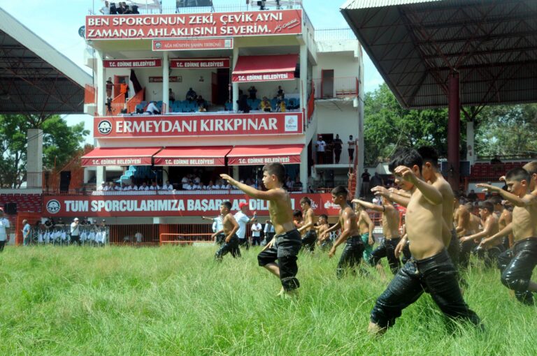 Kırkpınar güreşleri, minik boy pehlivanların müsabakaları ile başladı