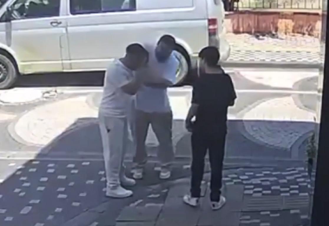 Kuaför, çırağını darbetti; o anlar kamerada Kuaför, çırağını darbetti; o anlar kamerada