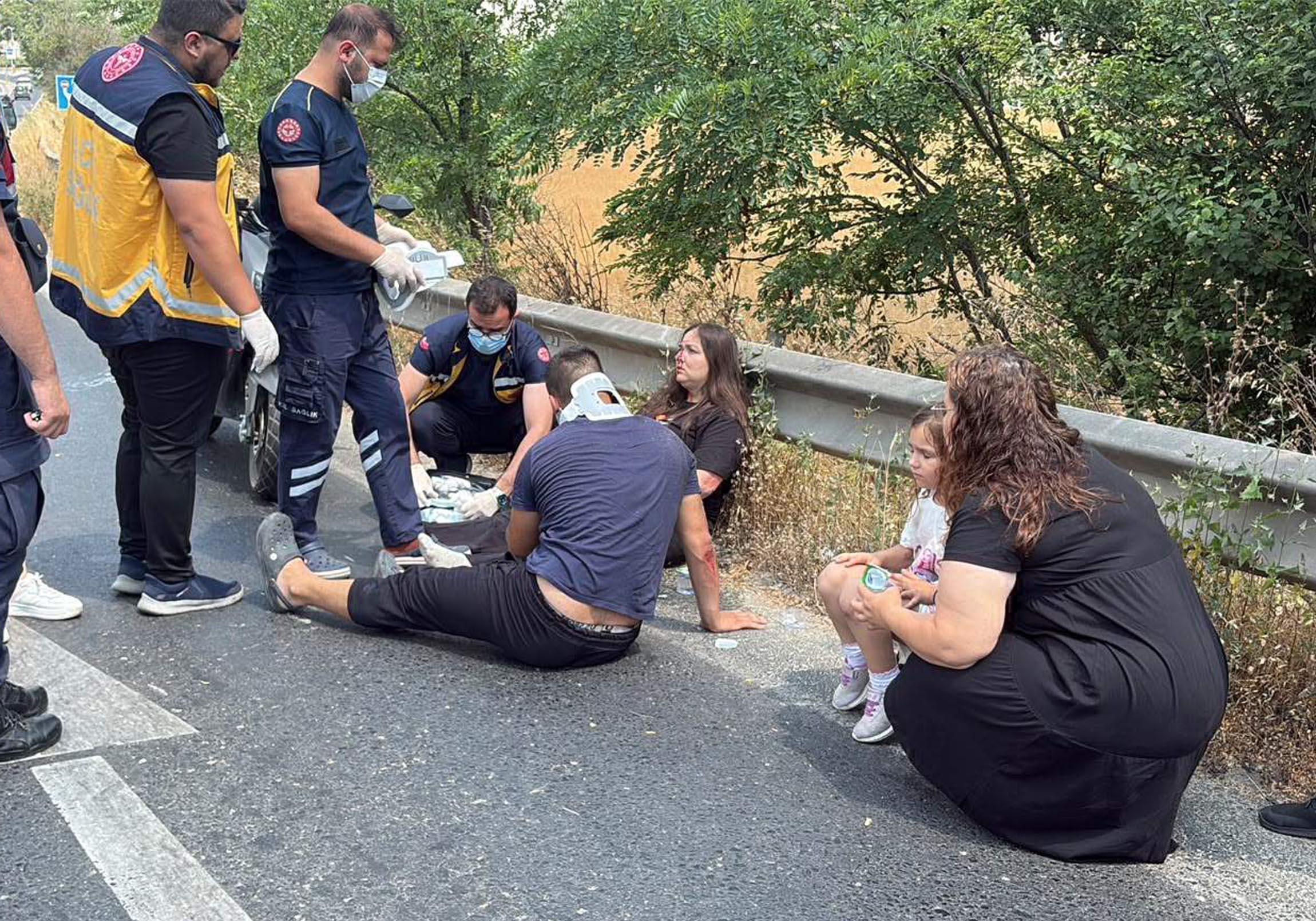 Lina Su, kazada yaralanan anne ve babasının başından ayrılmadı Lina Su, kazada yaralanan anne ve babasının başından ayrılmadı