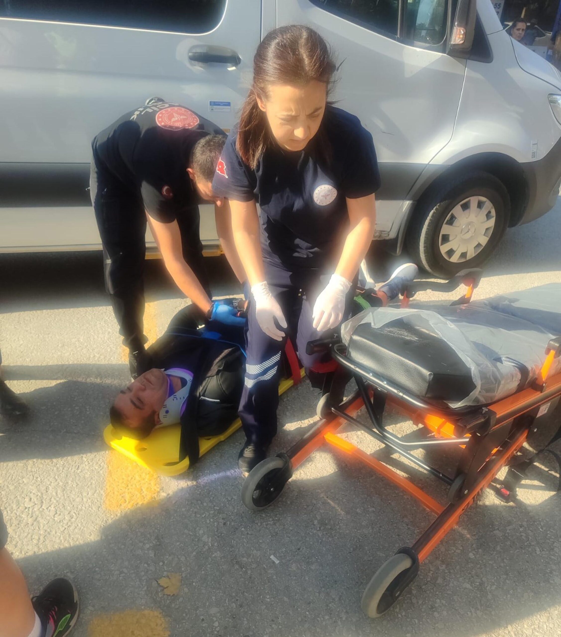 Minibüsle çarpışan motosikletli yaralandı; kaza kask kamerasında Minibüsle çarpışan motosikletli yaralandı; kaza kask kamerasında