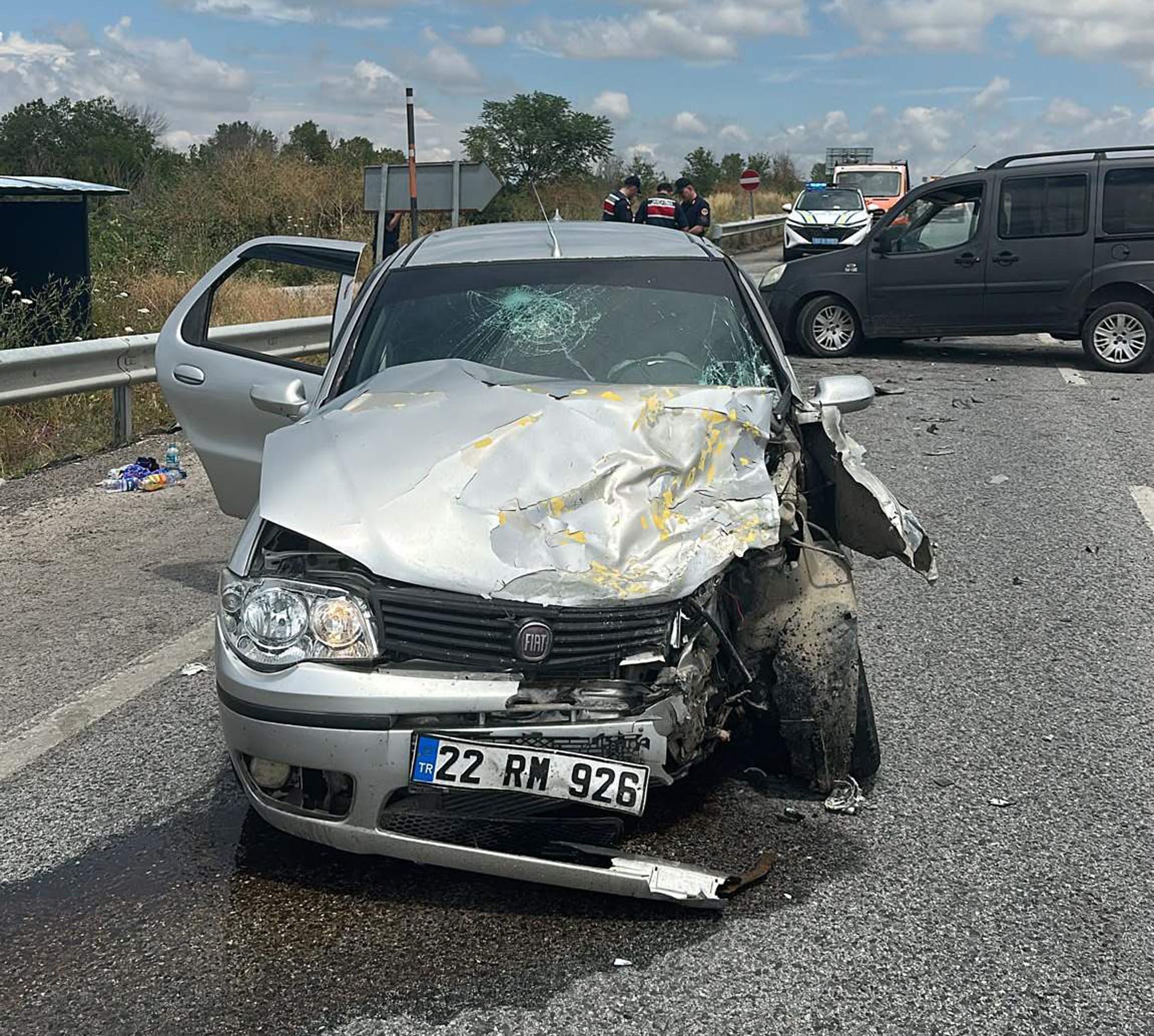 Otomobil ile hafif ticari araç çarpıştı: 6 yaralı Otomobil ile hafif ticari araç çarpıştı: 6 yaralı