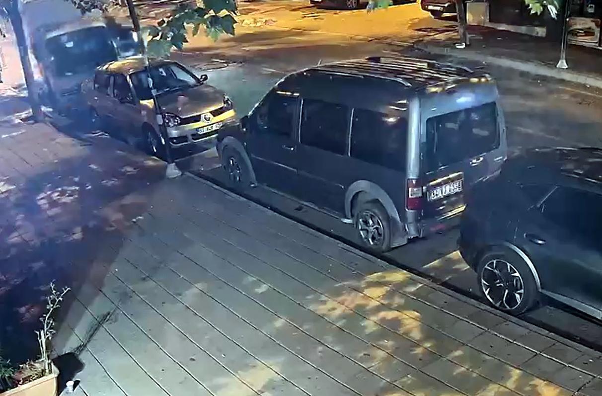 Otomobilin park halindeki kamyonete çarptığı kaza kamerada Otomobilin park halindeki kamyonete çarptığı kaza kamerada