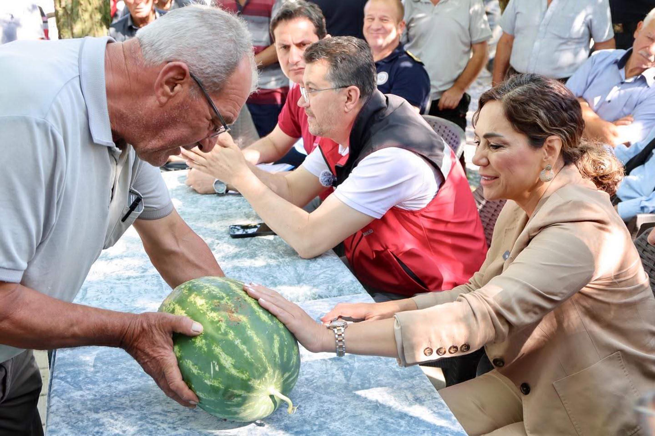 Tekirdağ Büyükşehir Belediyesi, doludan zarar gören çiftçinin 5 ton karpuzunu satın aldı Tekirdağ Büyükşehir Belediyesi, doludan zarar gören çiftçinin 5 ton karpuzunu satın aldı
