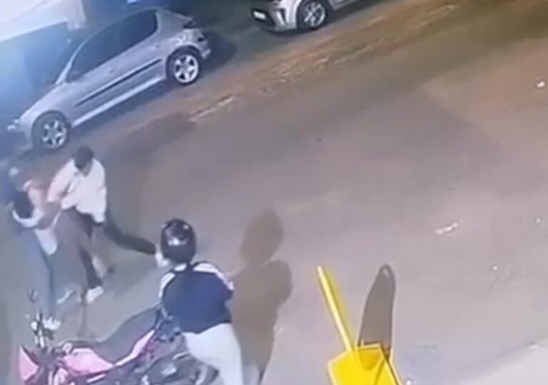 Bıçaklı Kavga Kamerada; 1 Yaralı