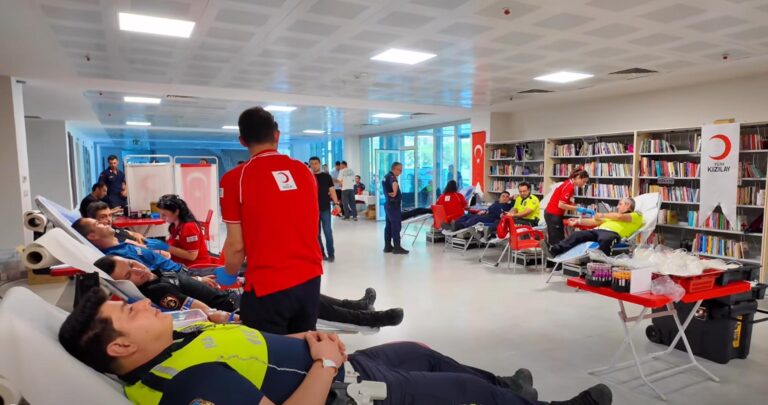 Tekirdağ’da polis ve jandarmadan Kızılay’a kan bağışı