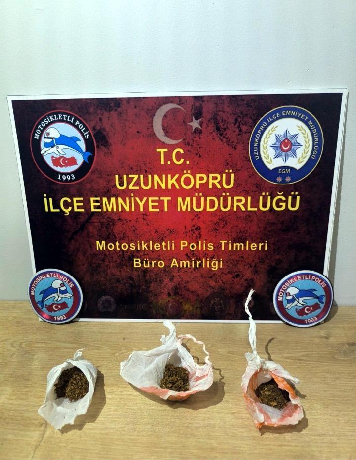 Üzerlerinde uyuşturucu bulunan 2 şüpheli gözaltında