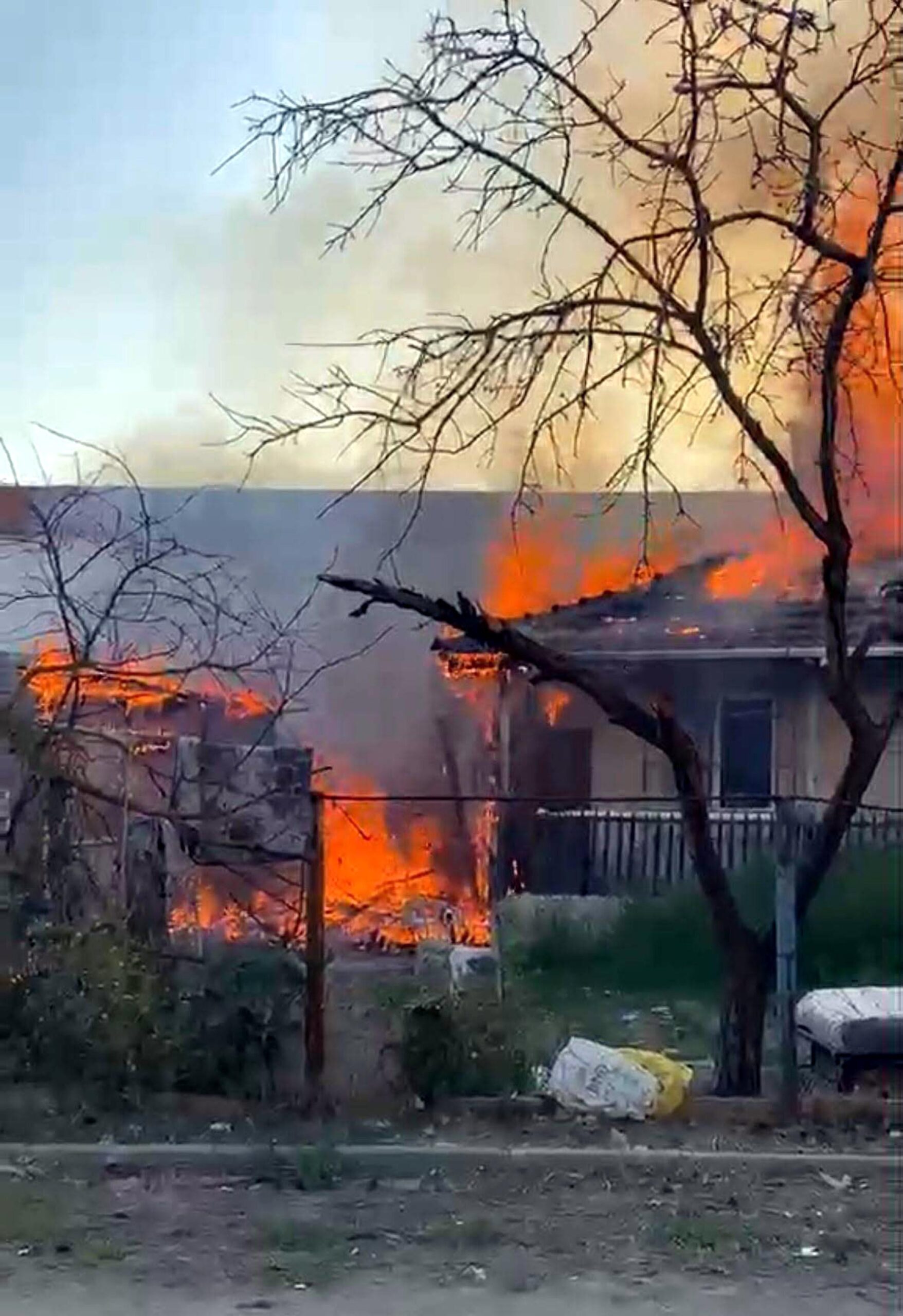 Yangın çıkan müstakil ev kullanılamaz hale geldi Yangın çıkan müstakil ev kullanılamaz hale geldi