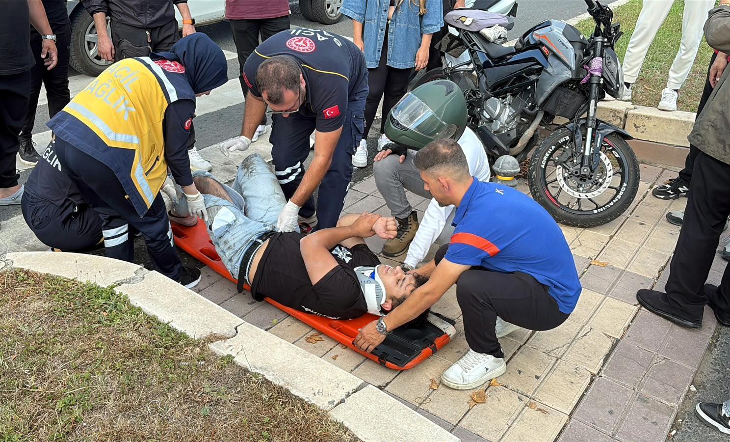 Yaya geçidinde duran otomobile arkadan çarpan motosikletin sürücüsü yaralandı Yaya geçidinde duran otomobile arkadan çarpan motosikletin sürücüsü yaralandı