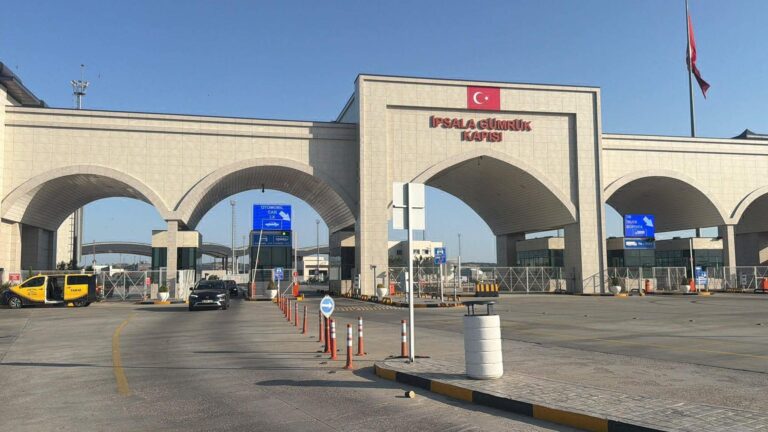 Yunanistan’a açılan sınır kapılarında giriş ve çıkışlar durdu