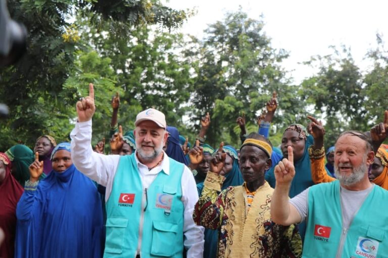 DAYANIŞMA KÜLTÜRÜ BİR KÖYÜ MÜSLÜMAN YAPTI TOGO’DA BİR KÖYÜN TAMAMI İSLAM’I SEÇTİ