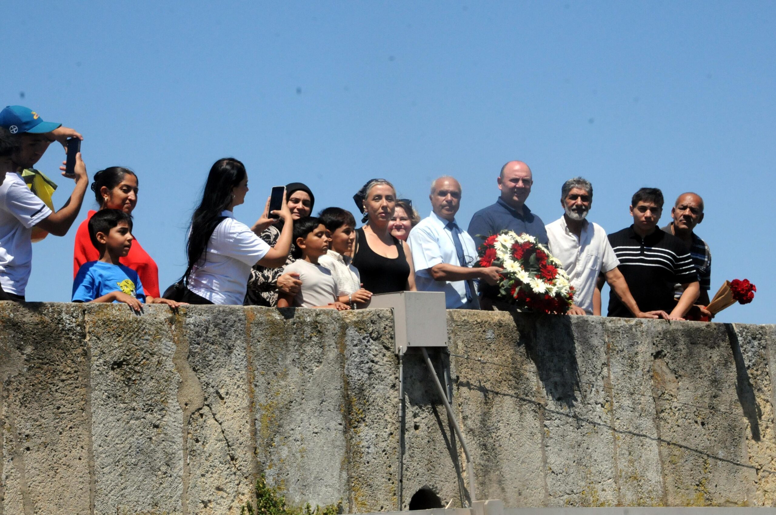 Auschwitz kampında öldürülen Romanlar törenle anıldı; Meriç Nehri’ne çiçek bırakıldı Auschwitz kampında öldürülen Romanlar törenle anıldı; Meriç Nehri’ne çiçek bırakıldı