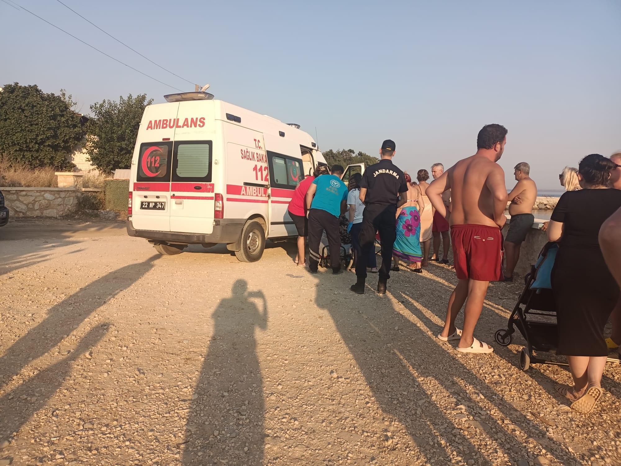Boğulma tehlikesi geçiren 2 kız kardeşe ilk müdahaleyi sahildeki doktor ve emekli hemşire yaptı Boğulma tehlikesi geçiren 2 kız kardeşe ilk müdahaleyi sahildeki doktor ve emekli hemşire yaptı