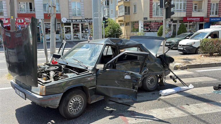 İki Otomobil Çarpıştı; 2 Yaralı